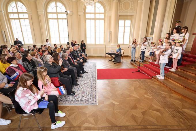 V počastitev državnega praznika dneva upora proti okupatorju dan odprtih vrat v Predsedniški palači